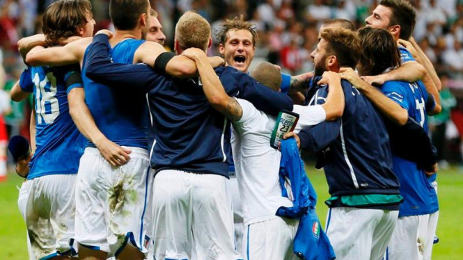Pemain Italia merayakan sukses mereka ke final Piala Eropa 2012