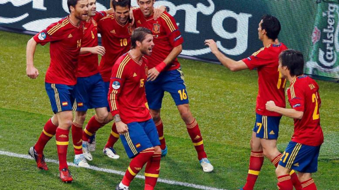 Pemain timnas Spanyol merayakan gol David Silva pada final melawan Italia.