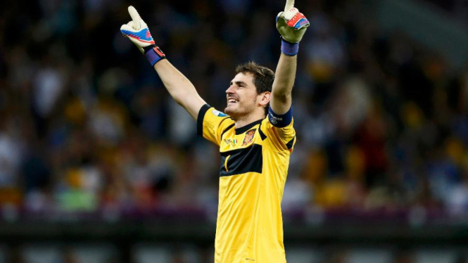 Kapten timnas Spanyol, Iker Casillas merayakan kemenangan timnya atas Italia.