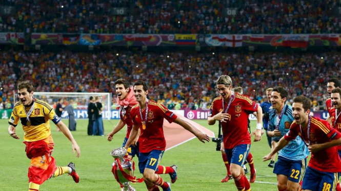 Pemain timnas Spanyol merayakan kemenangan.