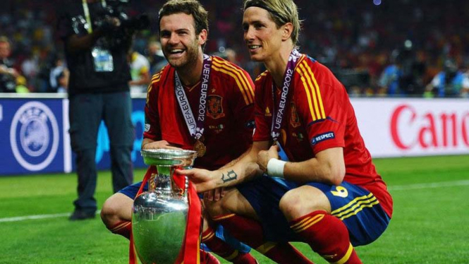 Juan Mata dan Fernando Torres