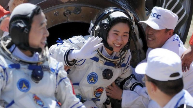 Perempuan astronot China Liu Yang mendarat di Bumi