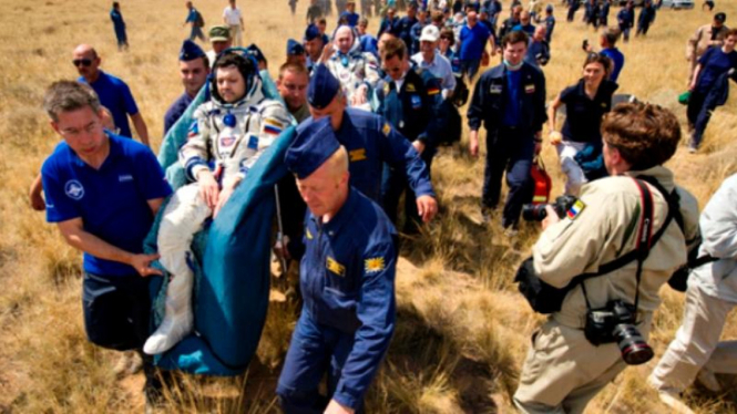Kapsul Soyuz mendarat di sebuah stepa di Kazakhstan.