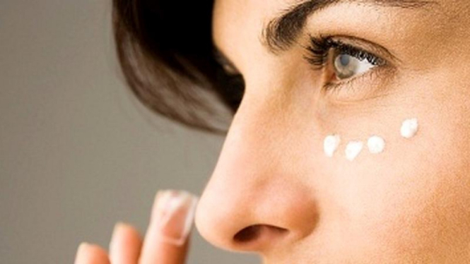 Banyak wanita mengandalkan riasan untuk menyamarkan kekurangan wajah.