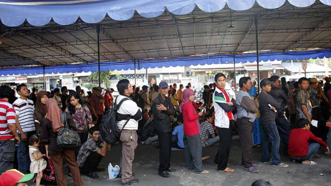 Antrean Tiket Lebaran di Stasiun Pasar Senen