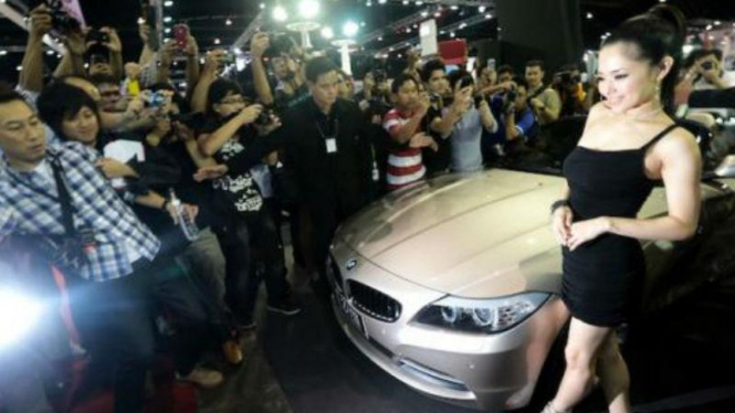 Bintang porno Sora Aio membuka Bangkok International Auto Salon