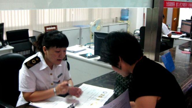 Petugas di kantor pemerintah kota Zhaoqing