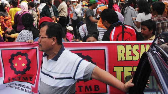 Warga Tanah Merah Demo di Depan Balaikota