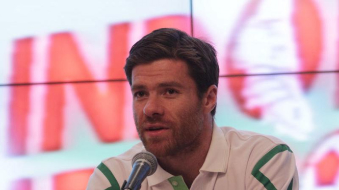 Xabi Alonso Mengoper Bola