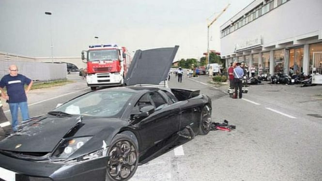 Lamborghini Murchilago mengalami kecelakaan di Italia