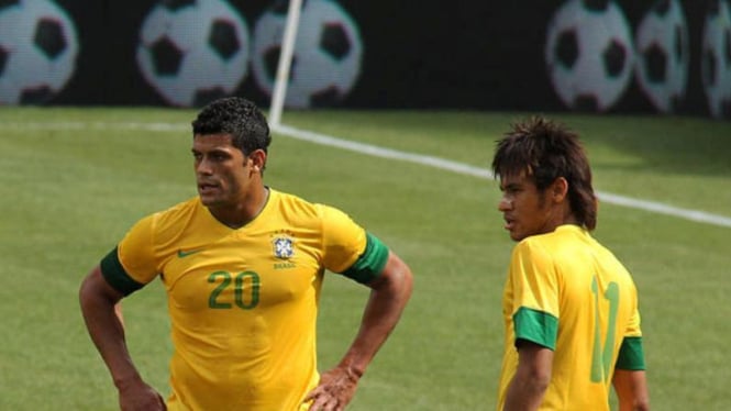 Penyerang Brasil, Hulk (20) dan Neymar