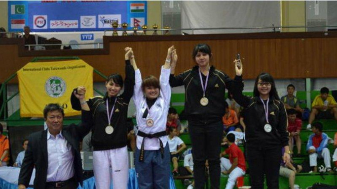Taekwondoin Indonesia Lessitra Draningwati (tengah) juara di Thailand Open