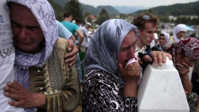 Suasana pemakaman korban pembantaian Srebrenica 1995