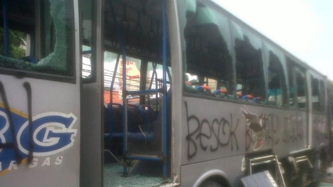 Busway hancur diamuk massa