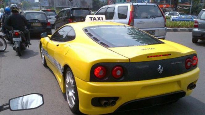 Taksi Ferrari berkeliaran di Jakarta