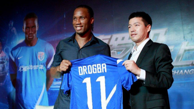 Didier Drogba (kiri) resmi diperkenalkan Shanghai Shenhua