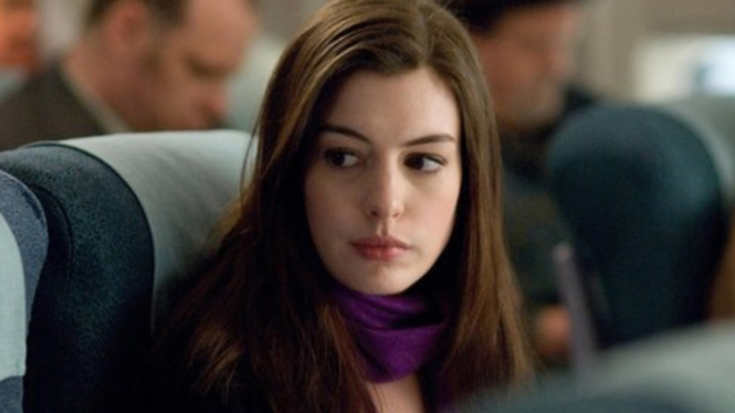 Anne Hathaway dalam film Passengers (2008)