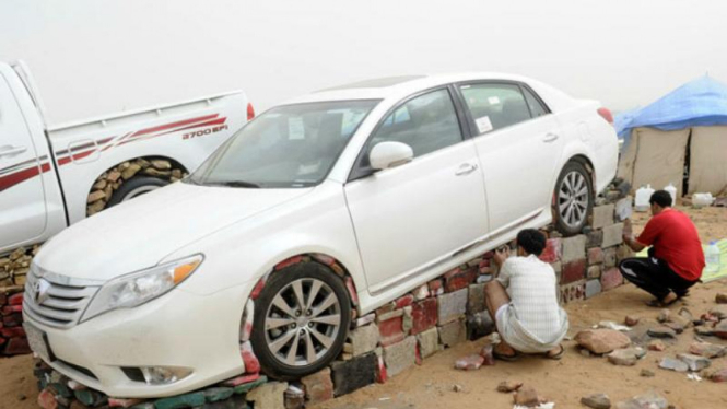 Mobil sedan ditumpuk batu bata di Arab Saudi