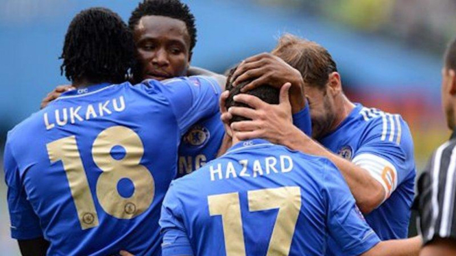 Pemain baru Chelsea, Eden Hazard (17), bersama rekan-rekannya