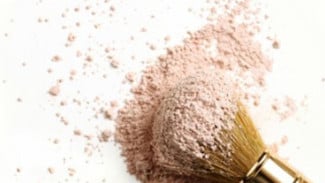5 Bedak Translucent Lokal Terbaik 2025 untuk Hasil Makeup Tahan Lama, Nomor 4 Jarang yang Tahu