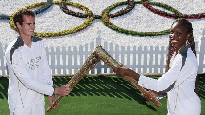 Andy Murray dan Venus Williams membawa obor Olimpiade 2012