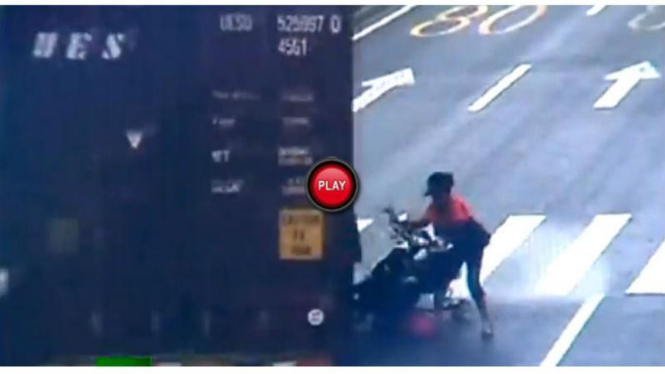 Pengendara skuter ditabrak truk kontainer di China