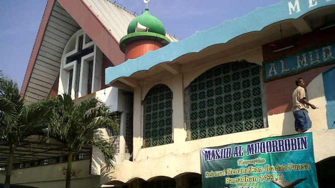 Masjid dempet dengan gereja