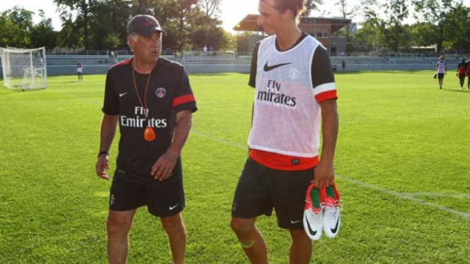 Zlatan Ibrahimovic berbincang dengan Carlo Ancelotti