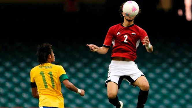 Pemain Brasil, Neymar (kiri) berebut bola dengan pemain Mesir