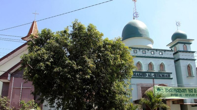 Masjid Al Hikmah dan Gereja Kristen Jawa (GKJ) Joyodiningratan.