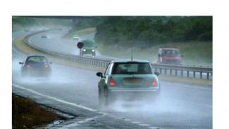 Pakai Mobil di Musim Hujan Perlu Tahu Ini, Salah Satunya Jangan Nyalakan Hazard