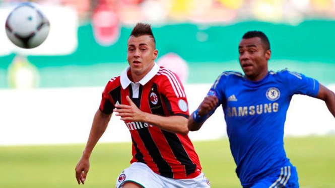 Pemain AC Milan, Stephen El Shaarawy (kiri), berebut bola dengan Ashley Cole