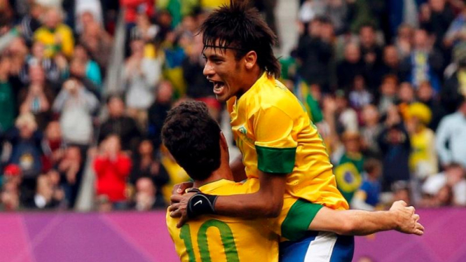 Pemain Brasil, Neymar (atas), disambut rekannya usai cetak gol