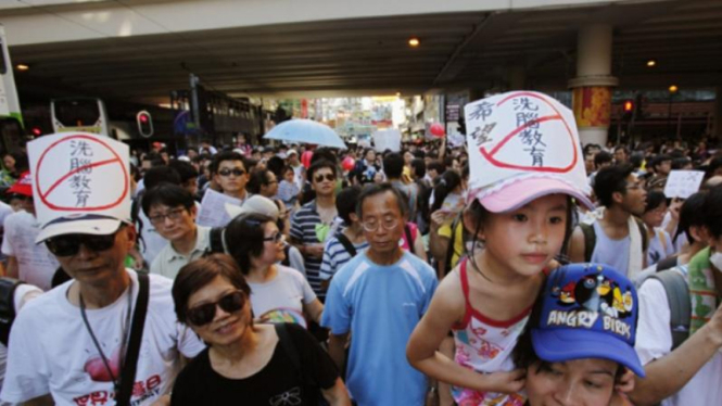 Para ibu dan aktivis Hong Kong protes penerapan pendidikan China