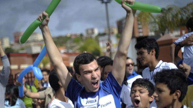 Fans merayakan kemenangan Timnas Honduras atas Spanyol di Olimpiade 2012