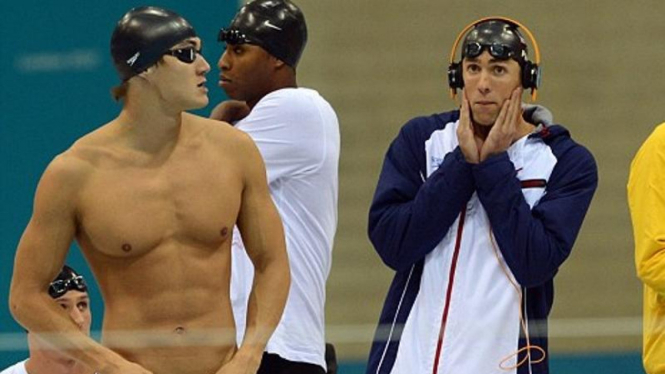 Perenang Amerika Serikat Michael Phelps (kanan)