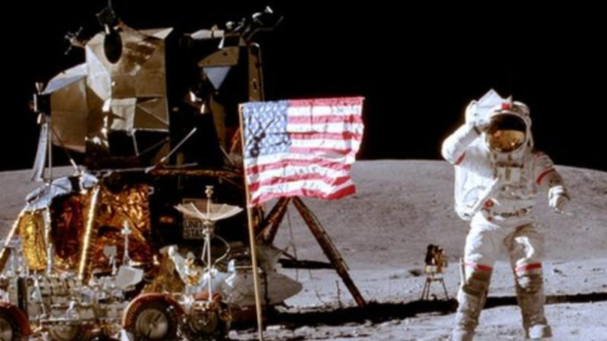 Astronot John Young dan bendera AS di misi Apollo 16