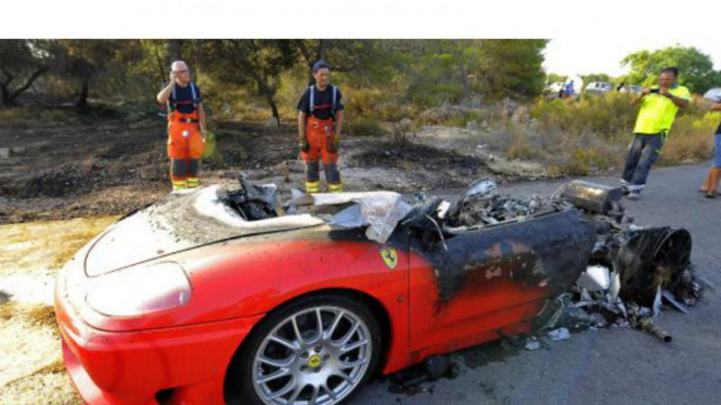 Ferrari 360 miliki Ever Banega hangus terbakar