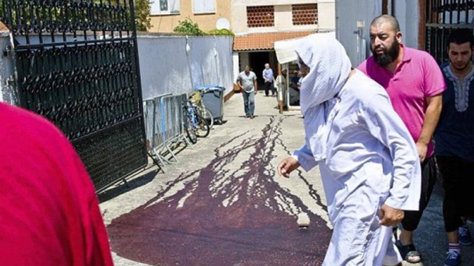 Darah babi di muka masjid di Prancis