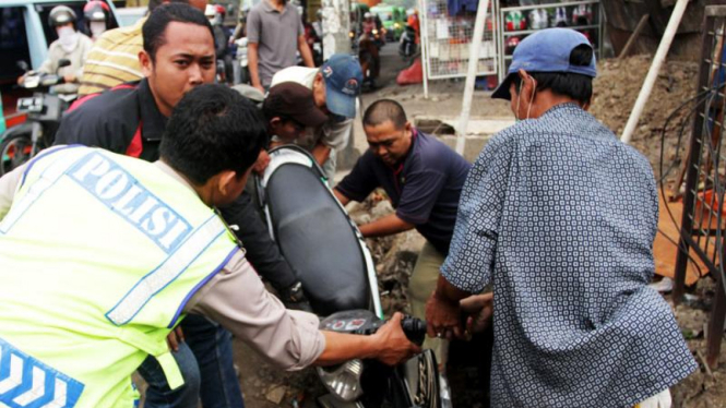 Kecelakaan Kendaraan Bermotor di Daan Mogot