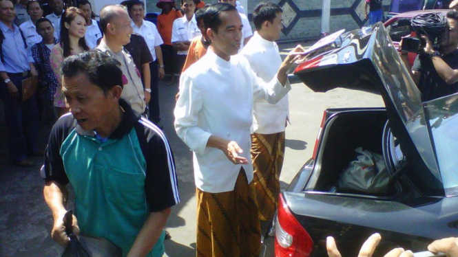 Jokowi buka bagasi mobil, bagi-bagi beras pada tukang becak