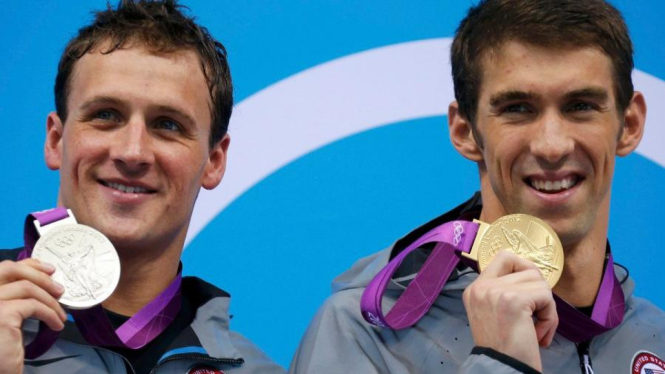 Michael Phelps (kanan) dan Ryan Lochte