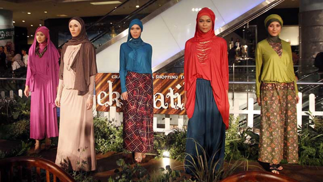 Koleksi Busana Monika Jufry di Fashion Show Busana Muslim Eksobatika