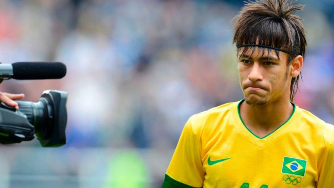 Pemain Brasil, Neymar, disorot oleh kamera sebelum laga