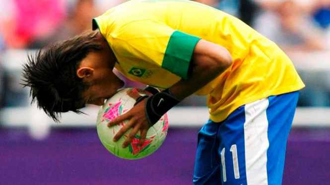 Pemain Brasil, Neymar, mencium bola sebelum penalti