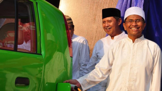 Dahlan Iskan isi listrik di Stasiun Pengisian Listrik Umum (SPLU)