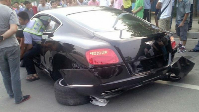 Bentley Continental GT mengalami kecelakaan di China
