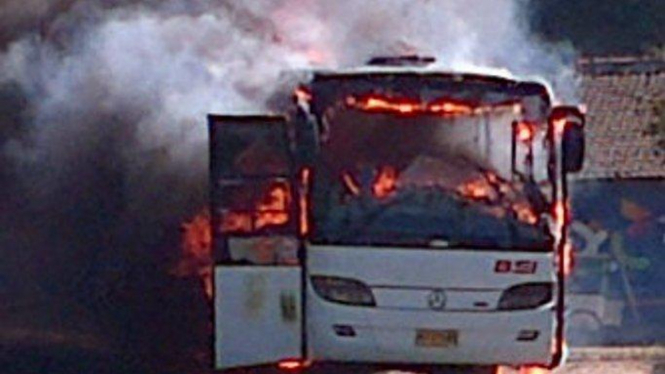 Bus Harum bernopol B 7308 VV tujuan Tasikmalaya-Palembang terbakar