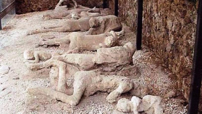 Jasad penduduk Pompeii yang diawetkan oleh abu Vesuvius .