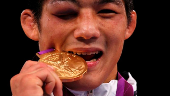 Pegulat Korea Selatan, Kim Hyeonwoo, usai meraih emas